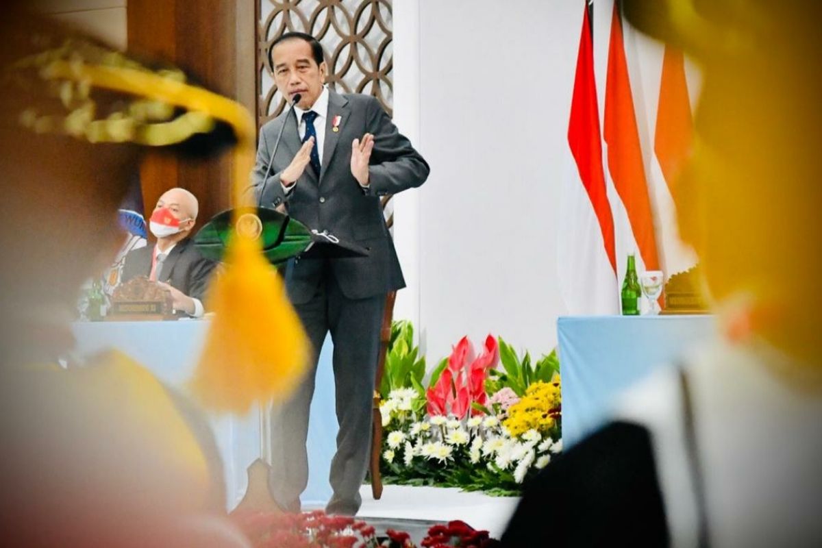 Presiden Joko Widodo saat memberikan sambutan pada Dies Natalis ke-46 UNS Surakarta, di Kampus UNS, Jumat (11/3/2022). 