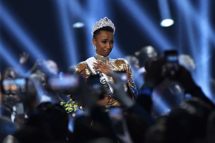 Miss Universe 2019 Zozibini Tunzi dari Afrika Selatan usai dinobatkan menjadi menjadi Miss Universe 2019 di Tyler Perry Studios, Atlanta, Georgia, 8 Desember 2019.