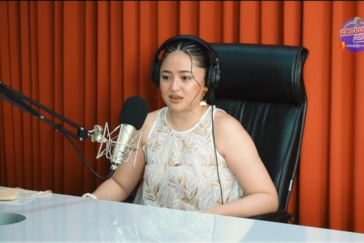 Marshanda saat jadi bintang tamu di kanal YouTube NGOBROL ASIX