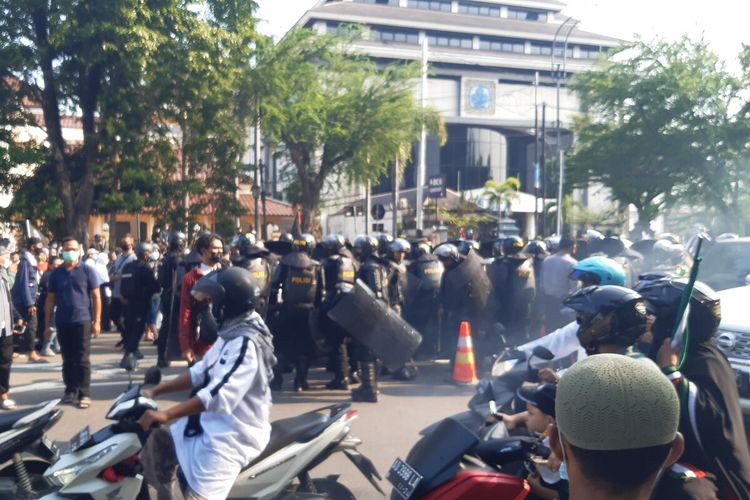 Aparat kepolisian membentuk barikade saat membubarkan massa aksi solidarias Palestina di Bundaran Gladag Solo, Jawa Tengah, Jumat (21/5/2021).