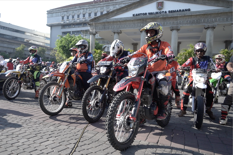 Rolling Thunder digelar sebagai promosi event internasional MXGP 2019 di Sirkuit Bukit Semarang Baru (BSB), Mijen, Kota Semarang, Jumat (12/7/2019).