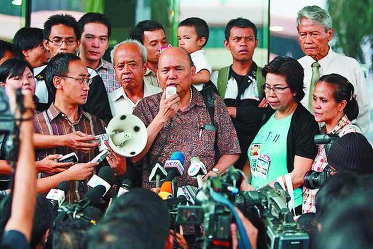 Perwakilan Asosiasi Nasabah Bank Century mendatangi Komisi Pemberantasan Korupsi (KPK), Jakarta, Jumat (13/11). Mereka meminta KPK mengusut tuntas kasus Bank Century sehingga uang mereka bisa kembali.