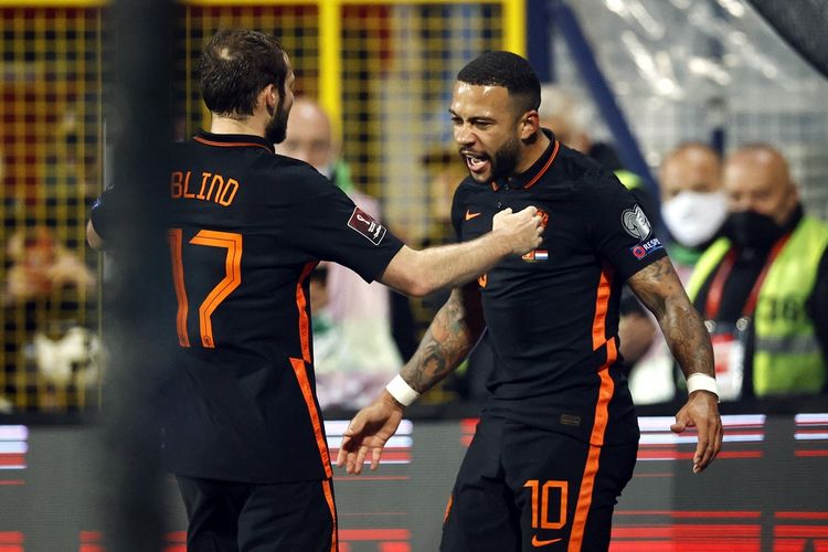 Penyerang Belanda Memphis Depay (kanan) bersama rekan setimnya Daley Blind saat merayakan gol ke gawang Montenegro dalam laga lanjutan Kualifikasi Piala Dunia 2022 Zona Eropa yang berlangsung di Stadion Gradski, Podgorica, pada Minggu (14/11/2021) dini hari WIB.