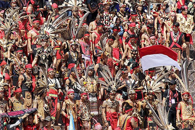 Bendera Merah Putih dikibarkan dalam acara pembukaan Pekan Gawai Dayak XXXII di Pontianak, Kalimantan Barat, Sabtu (20/5/2017). Acara itu mengusung tema Meningkatkan Toleransi dalam Keberagaman. 