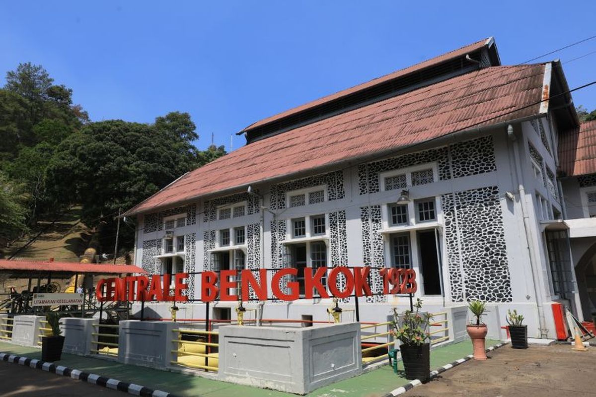 Didirikan pad 1923, PLTA Bengkok yang terletak di Bandung, Jawa Barat, masih beroperasi sekarang. 