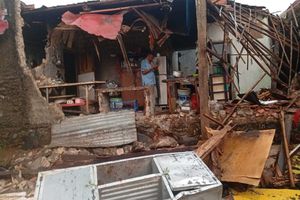 Hujan Disertai Angin Kencang Rusak Rumah Warga di Cibinong, Atap dan Tembok Ambruk