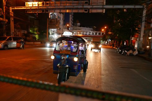 Aktivitas Seru di Bangkok: Tur Malam Hari Naik Tuk Tuk