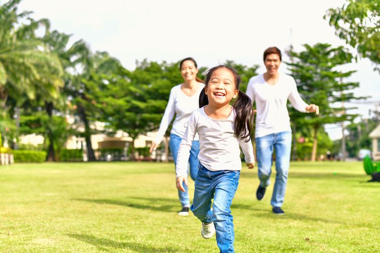 Selain untuk tempat bermain, taman dekat rumah juga berfungsi untuk mengurangi polusi udara yang berterbangan.