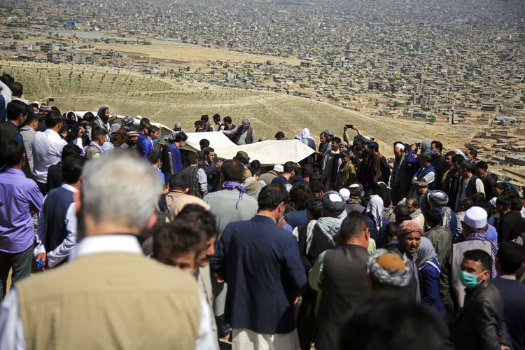 Penguburan puluhan korban pemboman mematikan di dekat sebuah sekolah, di sebuah pemakaman di barat Kabul, Afghanistan, Minggu (9 Mei 2021). 