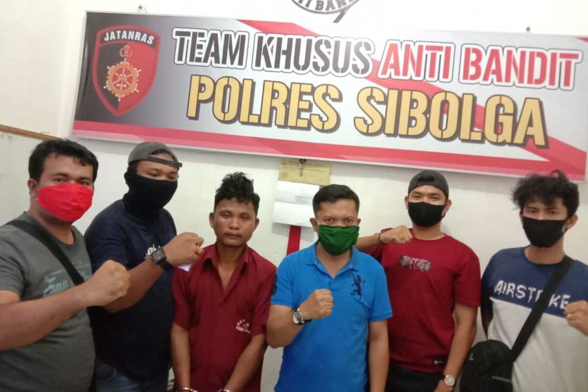 Personel Polres Sibolga usai menangkap RM (38) tersangka yang menganiaya anak kandungnya dan videonya viral di media sosial. RM berhasil ditangkap di Kota Medan setelah sempat kabur saat diperiksa di Mapolres Sibolga, Minggu (26/4/2020)