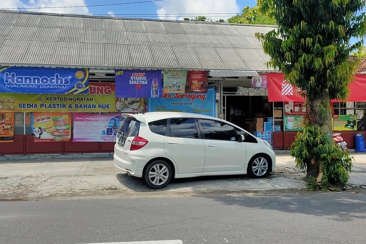 Suasana toko di jalan KRT Kertodiningratan, Padukuhan Karangtengah Kidul, Kalurahan Margosari, Kapanewon Pengasih, Kabupaten Kulon Progo, Daerah Istimewa Yogyakarta. Subuh tadi, satu pemotor tewas menabrak pohon di depan toko klontong ini.