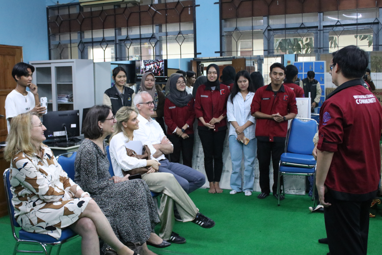 Para Asesor FIBAA saat mendengar pemaparan dari para mahasiswa Jurusan Hubungan Internasional di Laboratorium Kajian Organisasi Internasional, Jurusan Hubungan Internasional, FISIP UPN Veteran Yogyakarta.