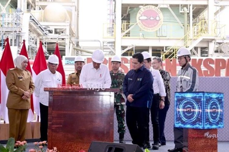 Presiden Republik Indonesia Joko Widodo menandatangani prasasti peresmian ekspansi PT Smelting.