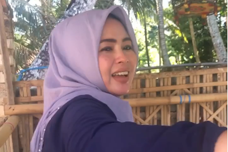 Rumi penjual rujak yang mirip Syahrini