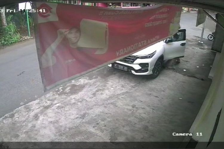 Aksi perampasan uang tunai Rp 200 juta terekam kamera cctv, Jumat (24/2/2023)