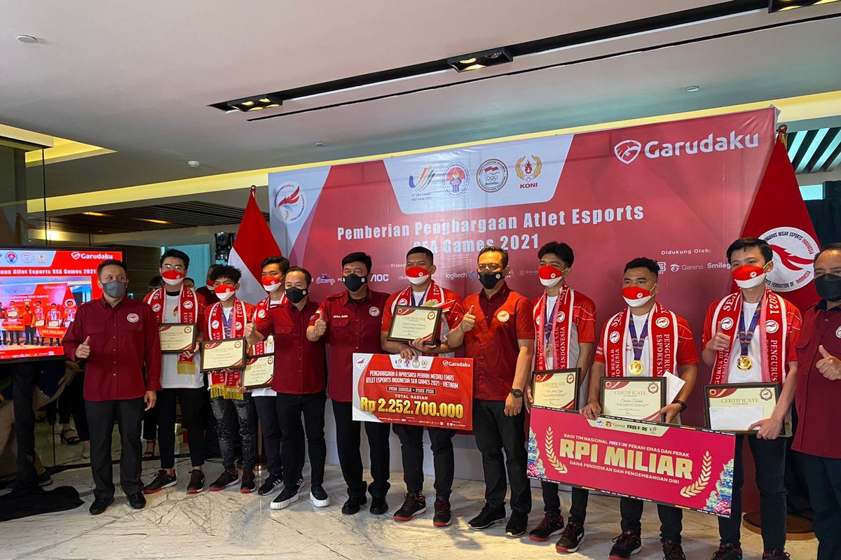 Penyerahan bonus untuk timnas esport Indonesia di ajang SEA Games 2021 Vietnam.
