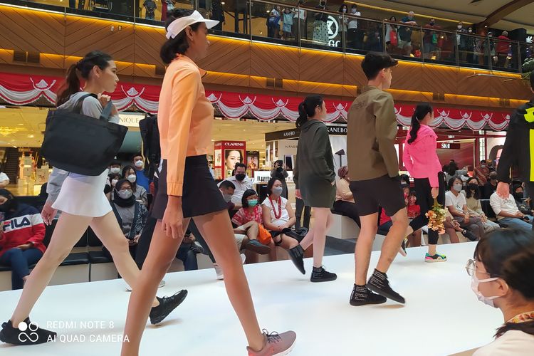 Produsen sepatu dan perlengkapan olahraga asal Indonesia, League, ikut serta pada pameran busana di Pasar Nusantara Mal Pondok Indah 2 Jakarta Selatan pada Rabu (17/8/2022).

Menurut Product Manager League Perdana Ginanjar, selain olahraga berlari, League itu serta mendukung berkembangnya olahraga bola basket dan bersepeda melalui produk jersey dan sepatu.
