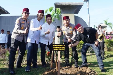 Bersama UAS hingga Rocky Gerung, Gubernur Riau Ajak Masyarakat Menanam Pohon