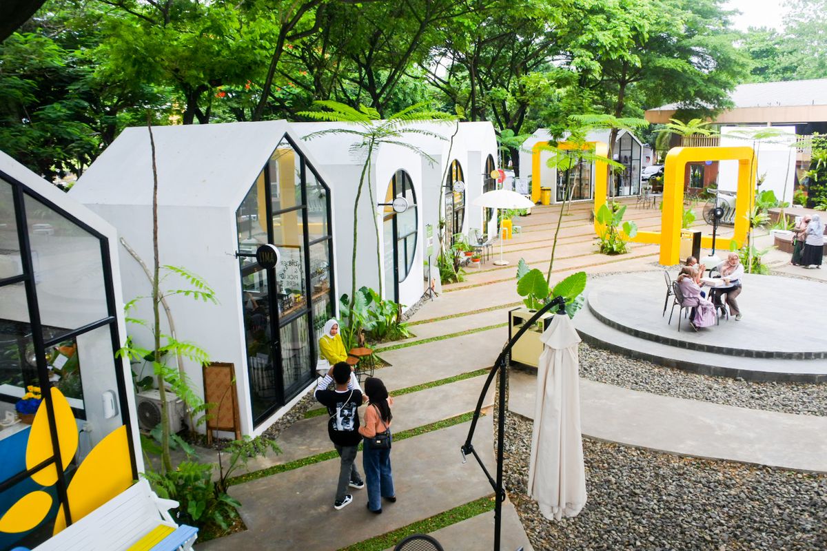 Tempat wisata dan kuliner bernama De Park di Green Terrace Taman Mini Indonesia Indah, Jakarta Timur, Rabu (24/11/2021).