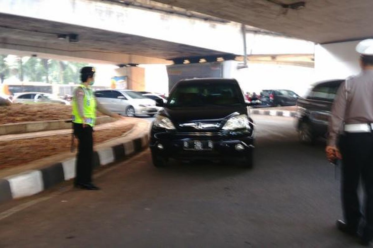 Kebijakan pembatasan kendaraan dengan penerapan pelat ganjil genap dimulai hari ini. Di Jalan Gatot Subroto, kawasan Kuningan, Jakarta Selatan, yang mengarah ke Semanggi, aparat gabungan melakukan penjagaan. Rabu (27/7/2016)