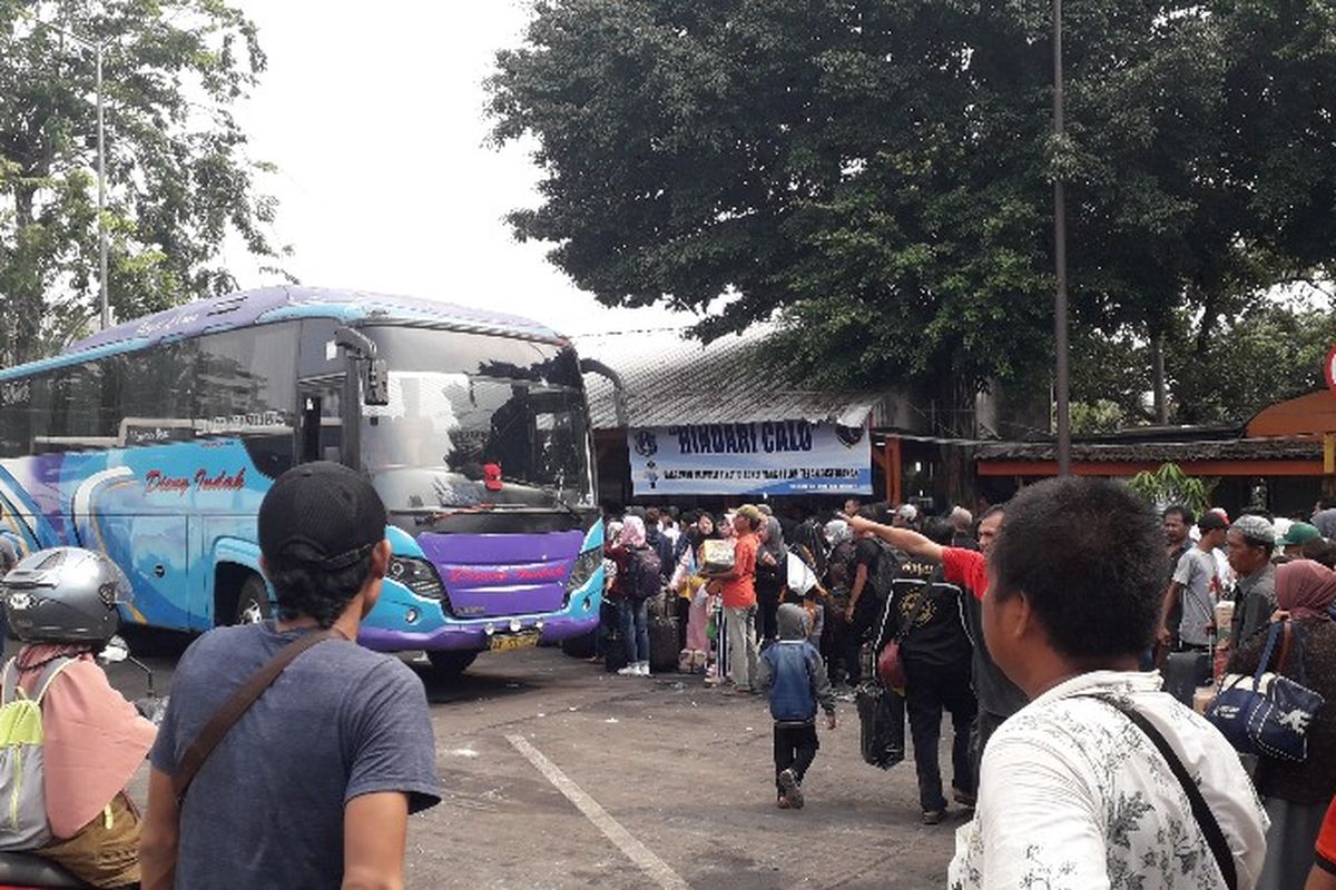 Antrian bus di Terminal Kalideres, Jakarta Barat pada H-2 lebaran Idul Fitri pada Rabu (13/6/2018).