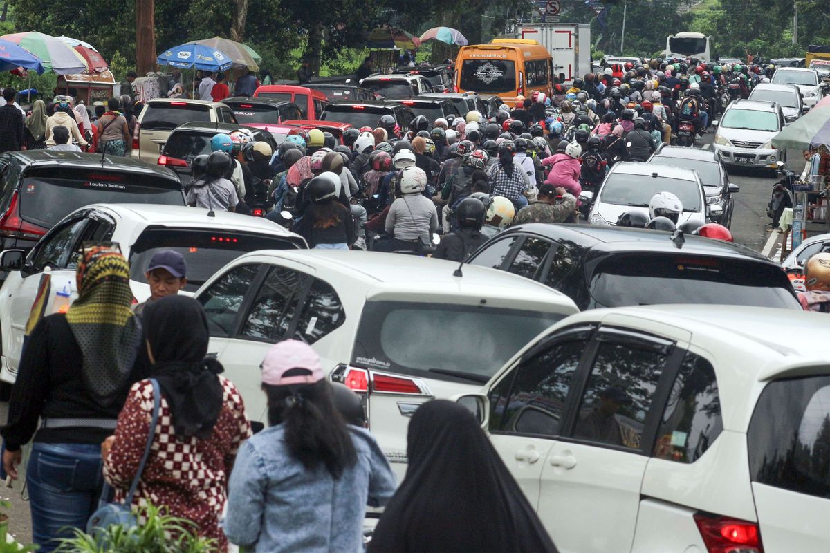 Kendaraan antre di jalur wisata Puncak, Cisarua, Kabupaten Bogor, Jawa Barat, Rabu (4/5/2022). Tingginya volume kendaraan wisatawan di jalur wisata Puncak Bogor menyebabkan terjadinya kepadatan di sejumlah titik sehingga Satalntas Polres Bogor memberlakukan sistem satu arah untuk mengurainya.