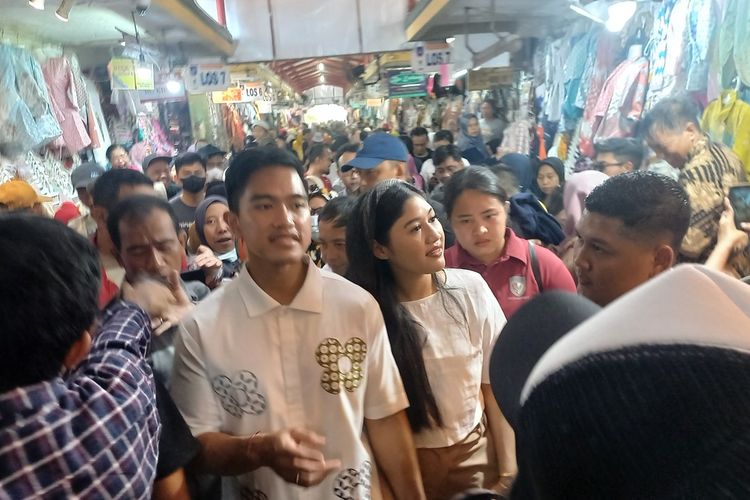 Kaesang dan Erina saat berbelanja di Pasar Beringharjo, Minggu (14/1/2024) mereka berbelanja setelah bertemu dengan Sri Sultan HB X