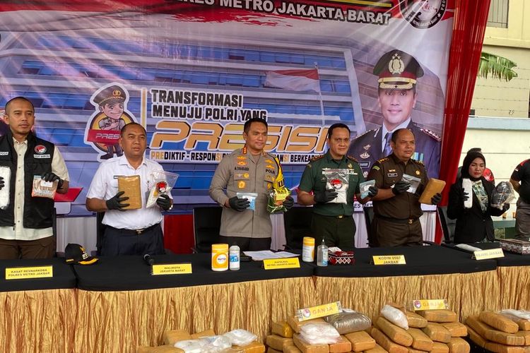 Jajaran Polres Metro Jakarta Barat menunjukkan barang bukti narkoba yang akan dimusnahkan, Rabu (25/10/2023). 