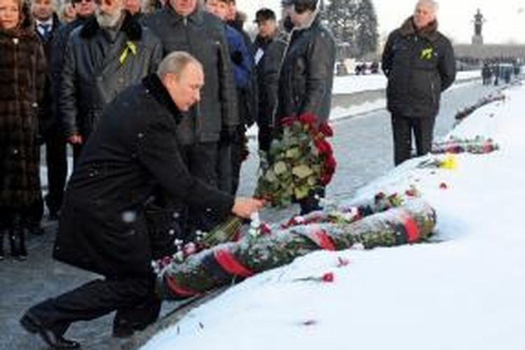 Presiden Rusia Vladimir Putin meletakkan karangan bunga di pemakaman Piskarevskoye, yang menjadi lokasi peringatan tewasnya satu juta penduduk Leningrad akibat pengepungan yang dilakukan Nazi Jerman pada 1941-1944. Rusia , Senin (27/1/2014), memperingati 70 tahun berakhirnya pengepungan Jerman terhadap kota yang kini bernama St Petersburg itu.