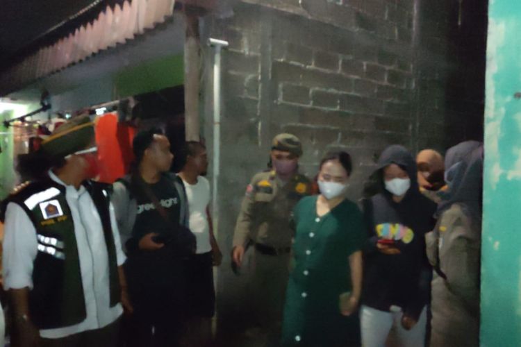 Saat Satpol PP Kota Depok menggerebek penghuni rumah kos di Jalan Bahagia, Sukamaju, Cilodong, Depok pada Jumat (25/11/2022).