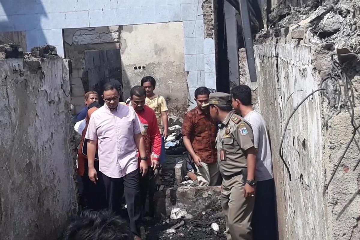 Gubernur DKI Jakarta Anies Baswedan saat meninjau lokasi kebakaran di Jalan Cipinang Jaya I, Jatinegara, Jakarta Timur, Minggu (7/7/2019).