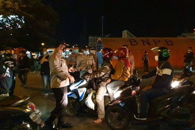 Polisi berjaga di pos penyekatan di Pelabuhan Ketapang, Banyuwangi, Jawa Timur.