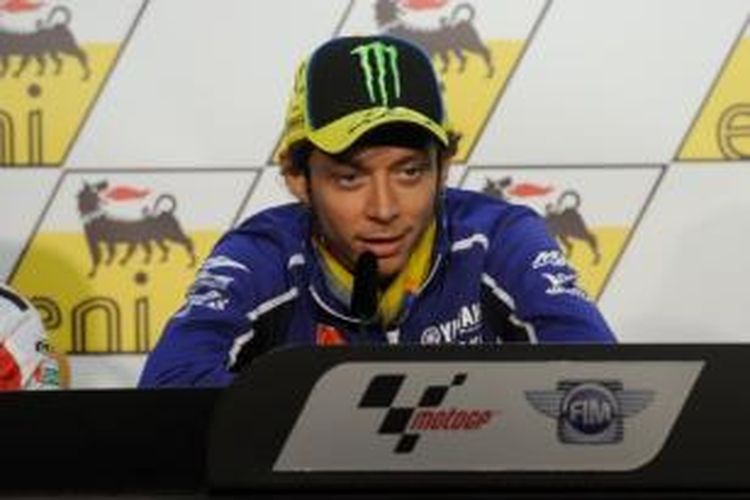 Pebalap Italia, Valentino Rossi, memberikan keterangan pers usai sesi kualifikasi kedua GP Jerman di Sirkuit Sachsenring, Sabtu (13/7/2013). 