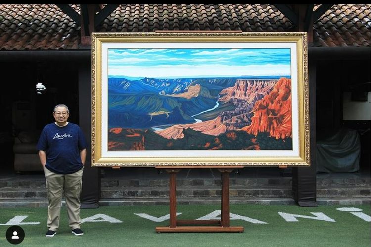 Susilo Bambang Yudhoyono (SBY) berpose bersama lukisan potret Grand Canyon.