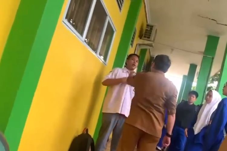 Video seorang guru Sekolah Menengah Kejuruan (SMK) Negeri 1 Tanjungpinang, Kepulauan Riau (Kepri), yang diduga menampar muridnya karena mengganggu proses belajar mengajar viral di media sosial (Medsos).