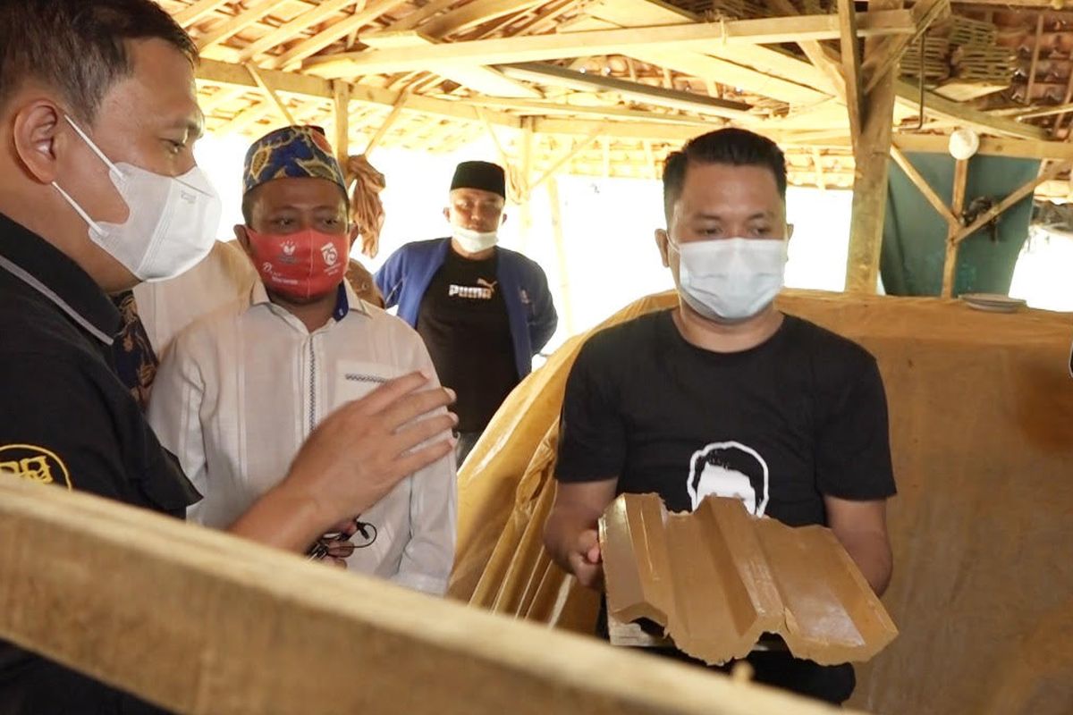 Anggota Komisi IV DPR RI Slamet Ariyadi meninjau ke lokasi pengrajin genting di Desa Tlambah, Kecamatan Karang Penang, Kabupaten Sampang ke pemerintah pusat.
