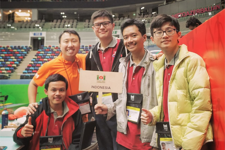 Empat siswa SMA wakil Indonesia mempersembahkan satu medali emas, dua medali perak dan satu medali perunggu pada ajang International Olympiad in Informatics (IOI) ke-31 di Baku, Azerbaijan, pada tanggal 4-11 Agustus 2019.