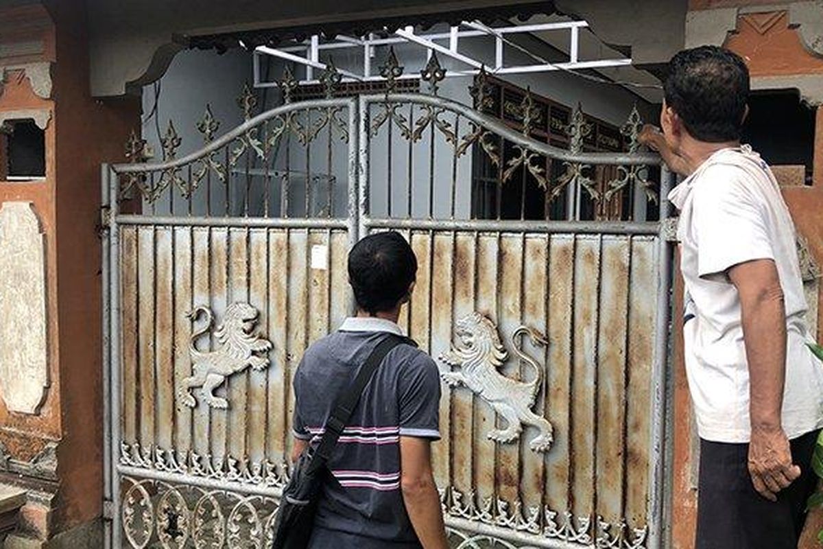 TKP Rumah dua bocah dirantai di Kecamatan Tabanan, Kabupaten Tabanan, Senin 24 Oktober 2022. Seorang saksi menunjukkan awal mengetahui korban di rantai.