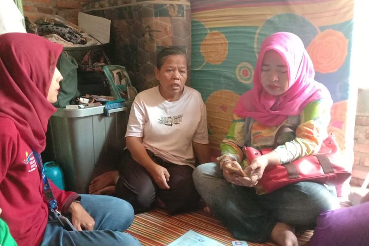 Peksos Supervisor, Maya, mengunjungi Ida Faridha (tengah) untuk mendata dan memasukkan ke dalam keluarga penerima manfaat Prgram Keluarga Harapan (PKH).