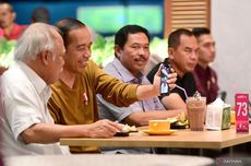 Momen Jokowi "Ngevlog" Sambil Cicipi Mi Pedas di Semarang 