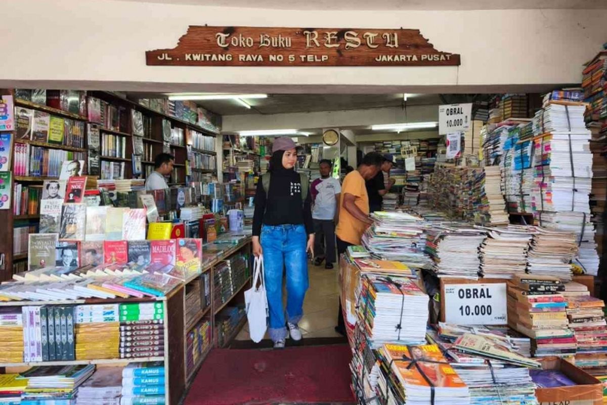 Ilustrasi: Salah satu kios buku di Kwitang