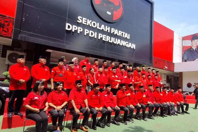 Sejumlah anggota baru PDI Perjuangan di Sekolah Partai DPP PDI Perjuangan, Lenteng Agung, Jakarta, Minggu (30/10/2022).