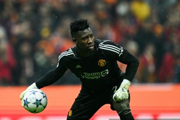 Kiper Man United, Andre Onana, saat melempar bola dalam lanjutan fase grup Liga Champions 2023-2024 yang mempertemukan Galatasaray vs Man United di Stadion RAMS Park pada 29 November  2023. Terkini, Andre Onana akan beraksi bersama Man United guna menghadapi Newcastle dalam lanjutan Liga Inggris 2023-2024. Laga Newcastle vs Man United berlangsung di Stadion St James Park pada Minggu (3/12/2023). (Foto oleh OZAN KOSE / AFP)