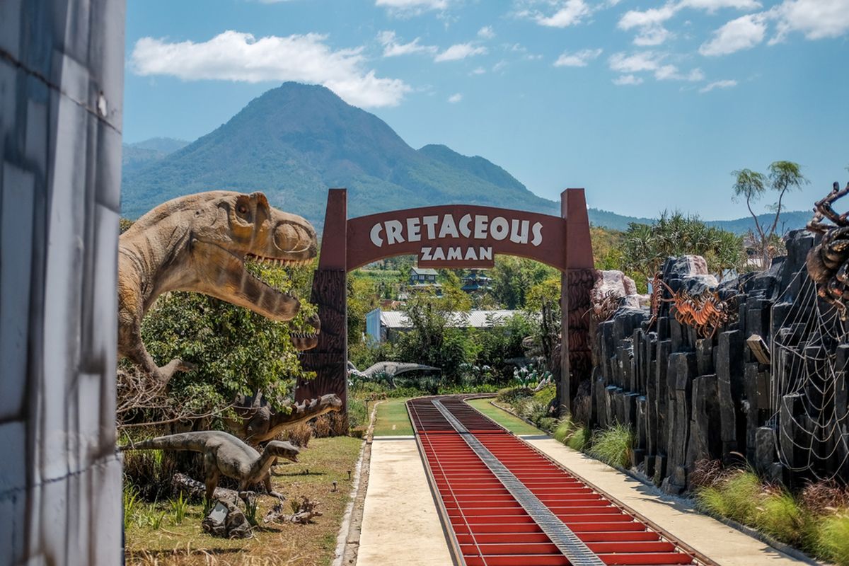 Di Jatim Park 3 ada Dino Park sebagai tempat belajar dan mengenal makhluk purbakala.