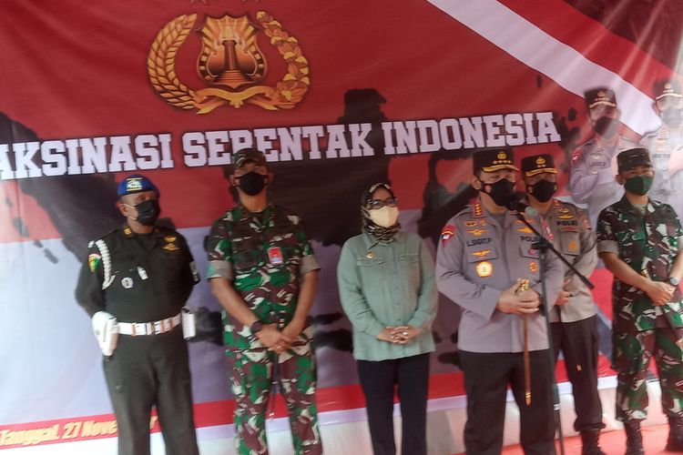 Kapolri Jenderal (Pol) Listyo Sigit Prabowo saat meninjau kegiatan vaksinasi serentak nasional di Pusbang SDM Aparatur Perhubungan, Kecamatan Kemang, Kabupaten Bogor, Jawa Barat, Sabtu (27/11/2021).