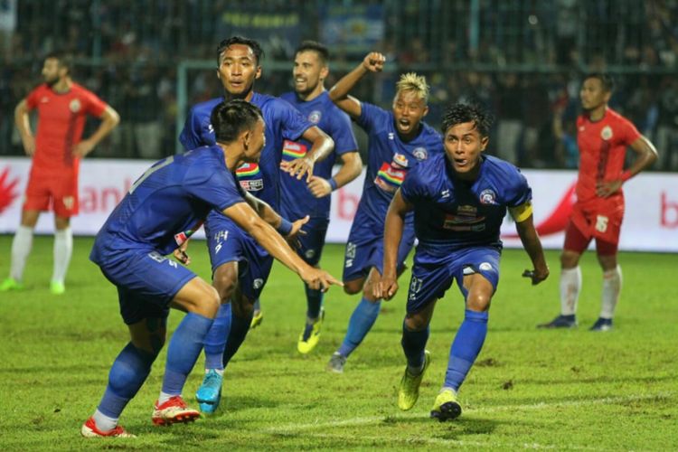 Para pemain Arema FC merayakan gol ke gawang Persija Jakarta pada pertandingan terakhir Grup B Piala Gubernur Jawa Timur 2020, di Stadion Kanjuruhan, Malang, Sabtu (15/2/2020) malam.