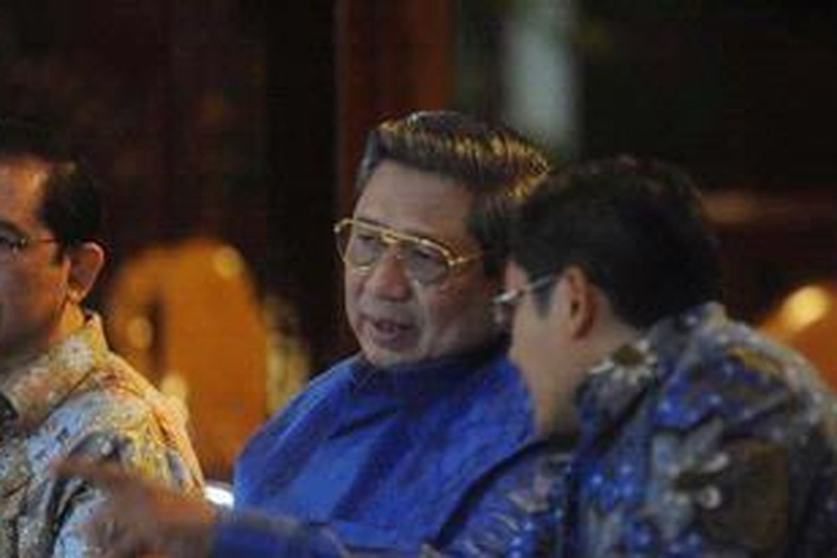 Ketua Dewan Pembina Partai Demokrat yang juga Presiden RI, Susilo Bambang Yudhoyono didampingi Ketua Umum Partai Demokrat, Anas Urbaningrum (kanan), dan Ketua DPR, Marzuki Alie (kiri) saat silaturahim dengan jajaran dewan pembina, dewan kehormatan, dewan pengurus pusat, serta dewan pengurus daerah Partai Demokrat di Puri Cikeas Indah, Gunung Putri, Bogor, Jawa Barat, Minggu (18/3/2012). 