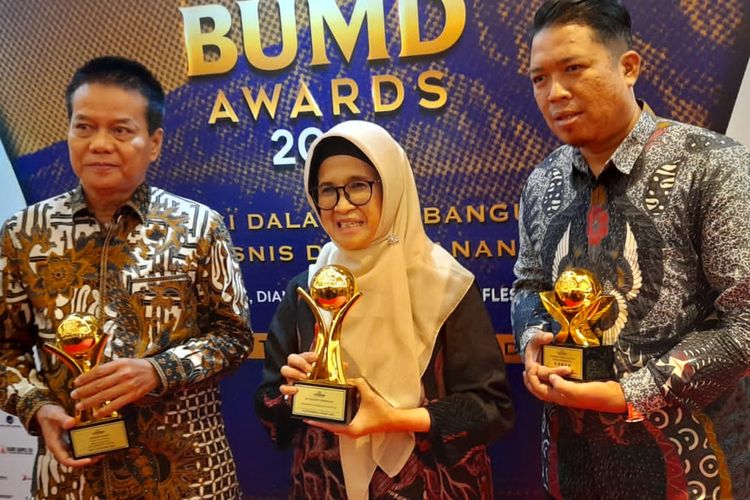 Walkot Pematang Siantar Susanti Dewayani menerima penghargaan TOP Pembina pada BUMD Awards 2023.
