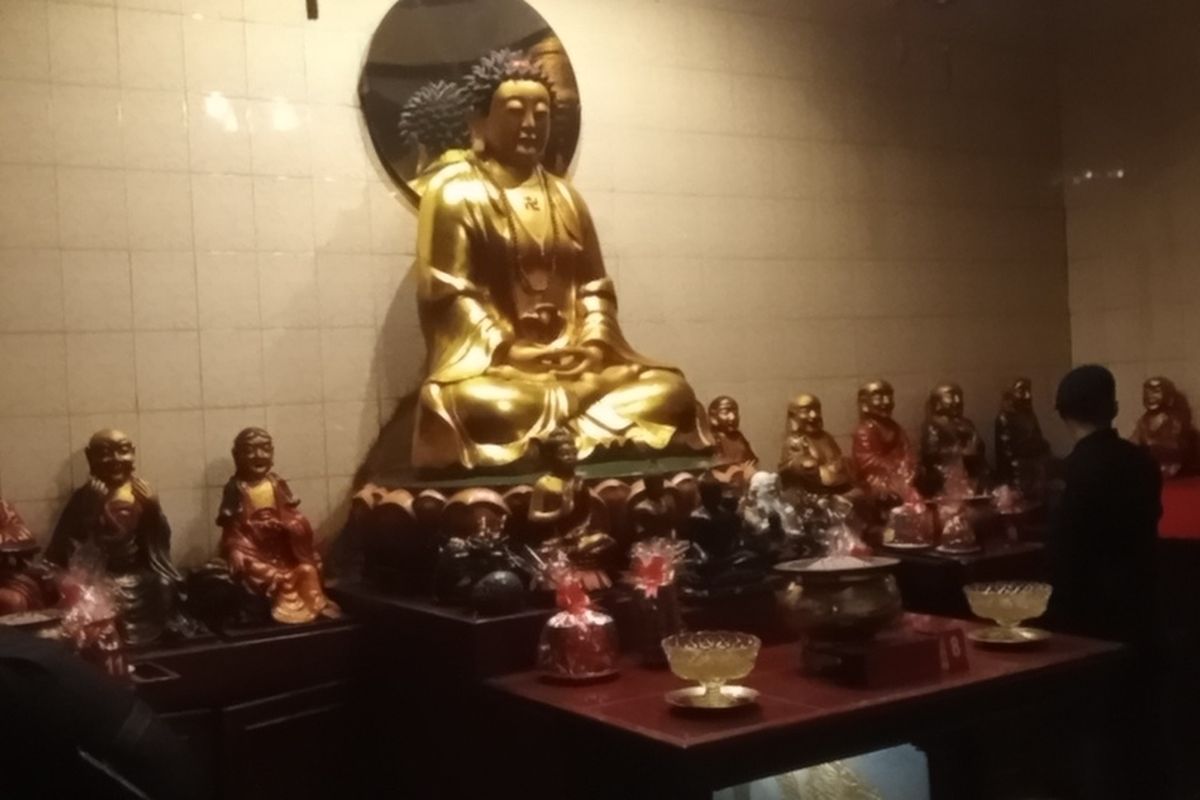 Tim Jibom Sat Brimob Polda Jabar dan Polrestabes bandung tengah melaksanakan sterilisasi vihara di Kota bandung Jelang perayaan imlek, Selasa (28/1/2025)