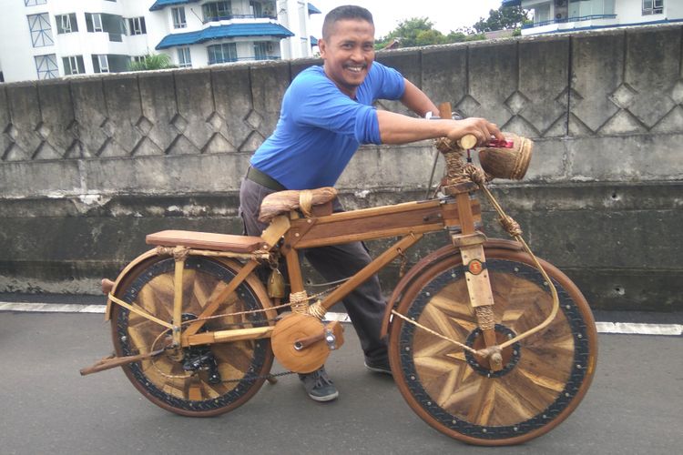 Supin pembuat sepeda kayu ikut ramaikan CFD Antasari di Jakarta Selatan, Minggu (14/1/2018)